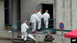 Petugas pemadam kebakaran bekerja di lokasi ledakan yang terjadi di pembangkit listrik tenaga air Enel Green Power di Bendungan Suviana, sekitar 70 kilometer barat daya Bologna, Italia, Rabu, 10 April 2024. (AP/Antonio Calanni)