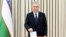 Президент Узбекистана Шавкат Мирзиеев отдает свой голос на избирательном участке во время референдума в Ташкенте, Узбекистан, 30 апреля 2023 года.