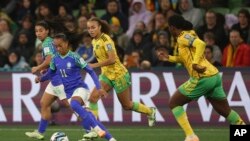 Lîstikvanên jin yên tîma Brazîlya û Jamaîka di Pêşbirkê û Lîstika futbalê de li Melbourne, Australiya, Çarşemê 2ê Tebaxê, 2023.