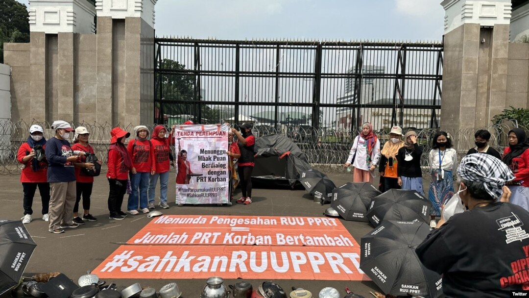 Hari ketiga, aksi tenda perempuan Pekerja Rumah Tangga (PRT) pada Senin, 13 Maret 2023 di depan gerbang DPR RI. (Twitter/@jalaprt)