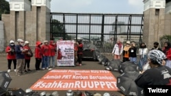 FILE - Hari ketiga, aksi tenda perempuan Pekerja Rumah Tangga (PRT) pada Senin, 13 Maret 2023 di depan gerbang DPR RI. (Twitter/@jalaprt)