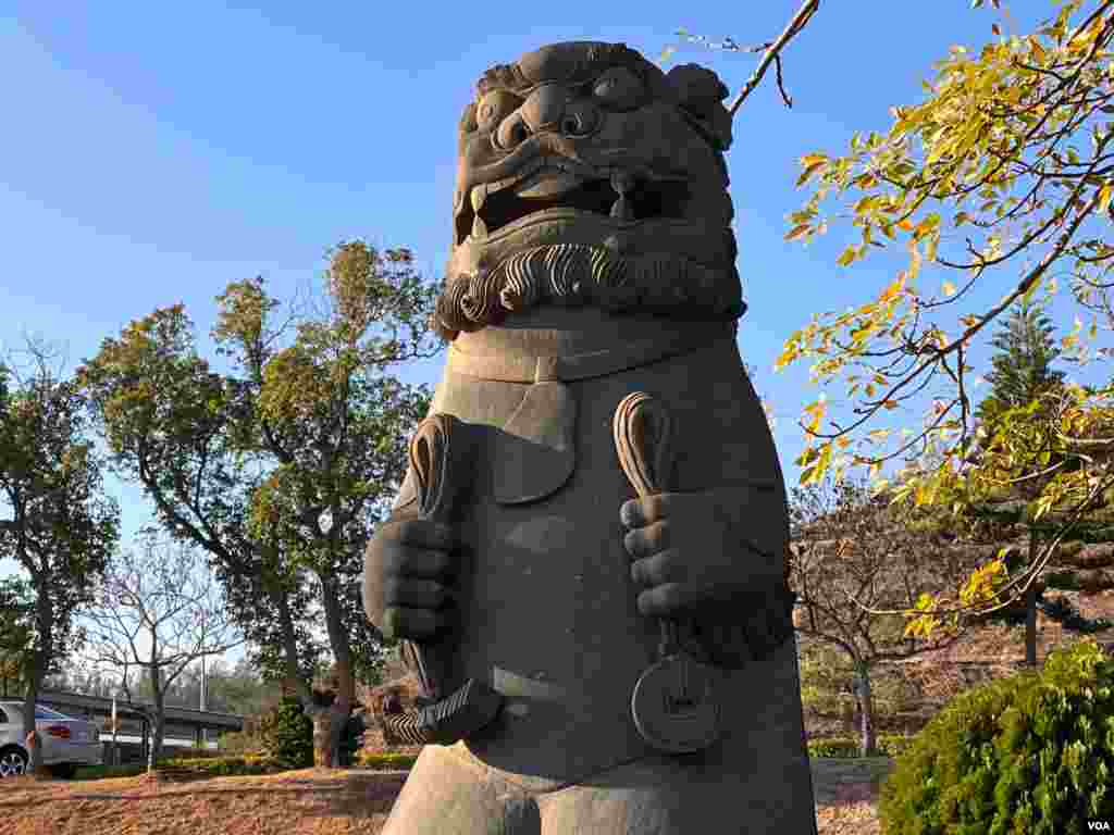 Statues of the Wind Lion God, as the guardian of Kinmen, can be found throughout the main island. This female Wind Lion God stands outside the Kinmen airport besides its male counterpart. (Elizabeth Lee/VOA)