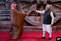 Perdana Menteri India Narendra Modi (kanan), menyambut Putra Mahkota Mohammed bin Salman dari Arab Saudi setibanya di pusat konvensi Bharat Mandapam untuk KTT G20 di New Delhi, India, Sabtu, 9 September 2023. (AP/Evan Vucci, Pool)