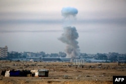 31일 가자지구 남부 라파에 이스라엘 군의 공격으로 인해 연기가 피어오르고 있다.