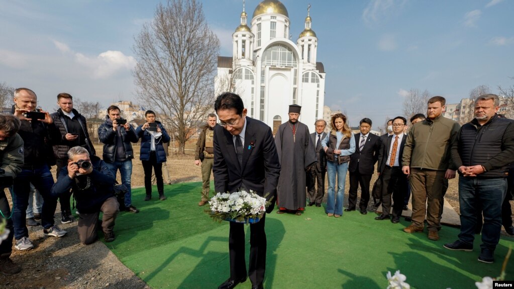 Thủ tướng Nhật Fumio Kishida đặt vòng hoa tại một ngôi mộ tập thể để tỏ lòng thành kính với những người thiệt mạng ở Bucha, một thị trấn bên ngoài Kyiv, Ukraine, ngày 21/3/2023. 