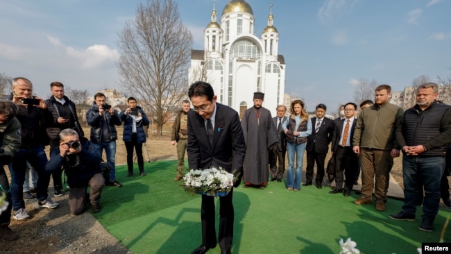 日本首相岸田文雄访问基辅郊外的布查镇的一处群葬墓地。(2023年3月21日)