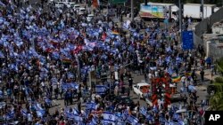 이스라엘 텔아비브 도로를 메운 시민들이 국기를 들고 베냐민 네타냐후 정부가 추진하는 '사법개혁'에 반대 시위하고 있다.