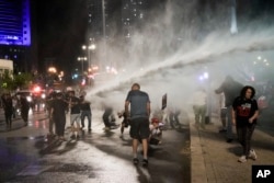 Polisi menggunakan meriam air untuk membubarkan para demonstran yang memblokir jalan saat demo menentang pemerintahan Perdana Menteri Israel Benjamin Netanyahu di Tel Aviv, Israel, Sabtu, 18 Mei. 2024. (Foto AP/Leo Correa)