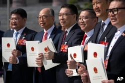 全國人大代表在北京人大會堂外手舉選票拍照。（2023年3月10日）