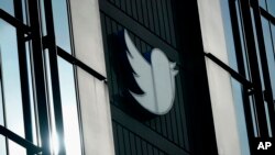 2022年12 月19日，推特公司旧金山办公室外悬挂的公司徽标。（美联社照片。）