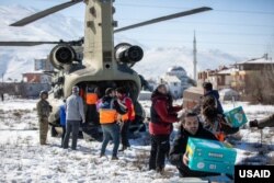 USAID ekibinin Kahramanmaraş'a helikopterle yardım sevkiyatı.