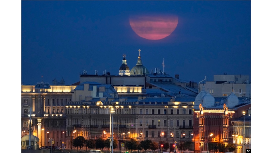 Rusya'nın St. Petersburg şehrinde Süper Ay görüntüsü.