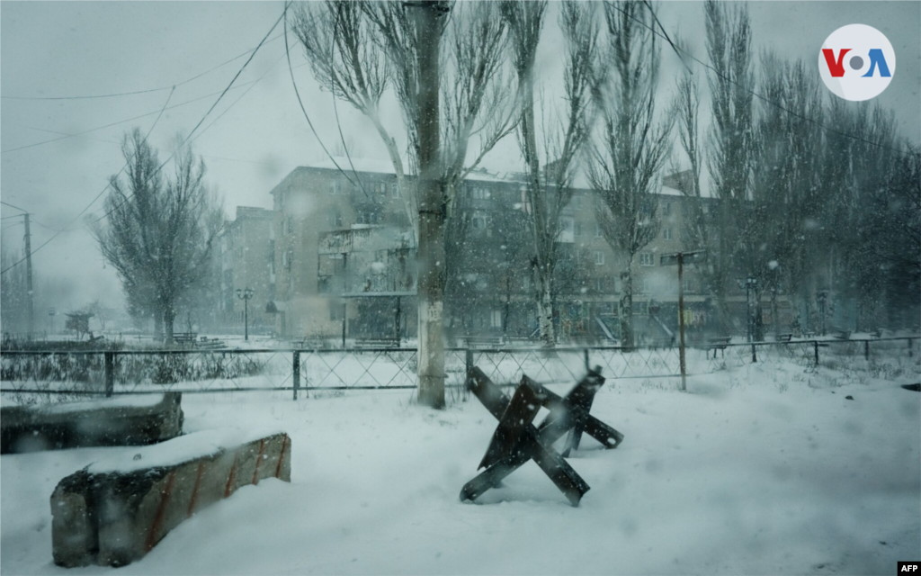 A pesar de los combates y el frío invierno, se estima que unos 6.000 civiles permanecen en la ciudad. Las autoridades ucranianas les están instando a evacuar mientras sea posible.