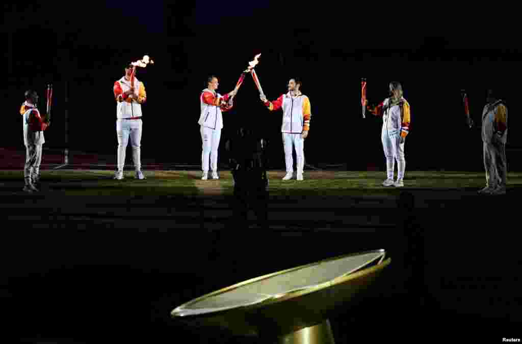 Kristel Kobrich de Chile porta la antorcha durante la Ceremonia de Apertura.&nbsp;La llama Panamericana entró en un estadio silencioso y oscuro a través de un monumento en honor a los asesinados durante el reinado de terror de Augusto Pinochet.