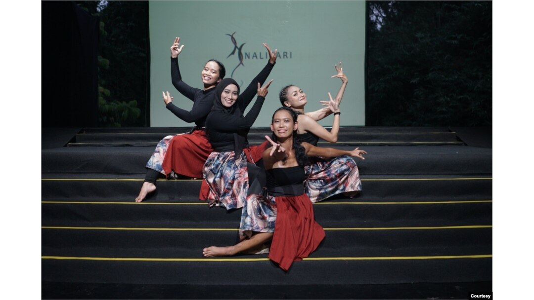 Pendiri Nalitari, Yoana Wida (paling belakang), bersama Nurul Jamilah (dua dari kiri), Putri Raharjo (kanan) dan Tiara Brahmarani (paling depan). (courtesy: Nalitari)