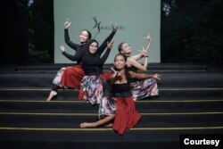 Pendiri Nalitari, Yoana Wida (paling belakang), bersama Nurul Jamilah (dua dari kiri), Putri Raharjo (kanan) dan Tiara Brahmarani (paling depan). (courtesy: Nalitari)