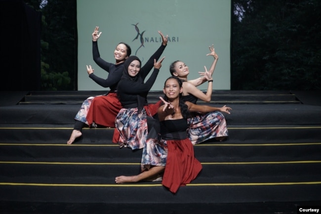 Pendiri Nalitari, Yoana Wida (paling belakang), bersama Nurul Jamilah (dua dari kiri), Putri Raharjo (kanan) dan Tiara Brahmarani (paling depan). (courtesy: Nalitari)