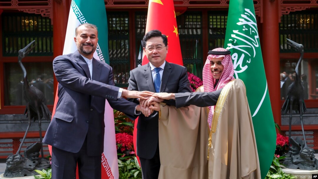 د سعودي عرب خارجه وزیر فېصل بن فرحان، د ایران خارجه وزیر حسین امیر عبداللهیان او د چین خارجه وزیر کېن ګېنګ د اپرېل په شپږمه نېټه په بېجنګ کې د ملاقات په مهال. تصویر شېن هوا خبري ادارې خپور کړی