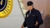 Президент Джо Байден спускается по трапу самолета на базе ВВС США Дувр в Делавэре, 17 июля 2024 года. 