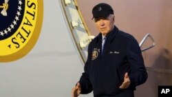 Predsjednik Joe Biden silazi niz stepenice Air Force One u zračnoj bazi Dover u Delawareu, 17. jula 2024. Biden se vraćao svojoj kući u Rehoboth Beach, Delaware, kako bi se samoizolirao nakon što je testiran pozitivan na COVID-19.