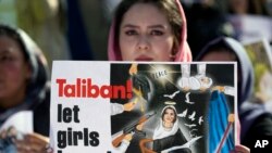 اٺين مارچ تي اسلام آباد ۾ عورتن جي حقن جي لاءِ نڪتل ريليءَ ۾ هڪ افغان مهاجر طالبان کان عورتن جي تعليم جي حق جو مطالبو ڪندي. 8 مارچ 2023