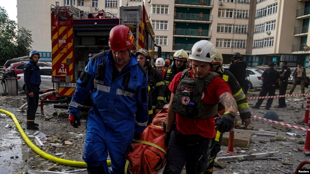 2023 年 6 月 24 日，俄罗斯导弹袭击乌克兰基辅的一栋公寓楼后，救援人员从废墟中救出一名妇女。（乌克兰国家紧急服务局新闻服务/路透社）(photo:VOA)