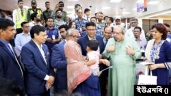 সুদান-ফেরত বাংলাদেশিদের  সঙ্গে কথা বলছেন প্রবাসী কল্যাণমন্ত্রী ইমরান আহমেদ