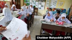 Anak-anak sekolah dasar sedang belajar di ruang kelas di Banda Aceh, 15 Mei 2023. (Foto: Chaideer Mahyuddin/AFP)