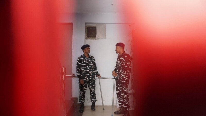 Petugas keamanan berjaga di luar kantor Sel Khusus Kepolisian Delhi di New Delhi, India, Selasa, 3 Oktober 2023. (AP/Piyush Nagpal)