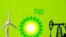En esta ilustración se ven un molino de viento impreso en 3D y un gato de bomba de aceite frente al logotipo de BP (British Petroleum), 11 de agosto de 2021.