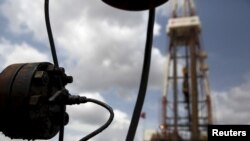 El petróleo crudo gotea de una válvula en un pozo de petróleo operado por la petrolera estatal venezolana PDVSA, en el cinturón del Orinoco, rico en petróleo, cerca de Morichal en el estado de Monagas, el 16 de abril de 2015.