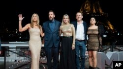 Dari kiri: Jennifer Aniston, Adam Sandler, Melanie Laurent, Dany Boon, dan Kuhoo Verma berpose untuk fotografer pada pemutaran perdana film Netflix "Murder Mystery 2", di Pont Debilly, Paris, Kamis, 16 Maret 2023. (AP/Lewis Joly)