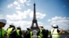 Jurnalis mengunjungi venue Stadion Menara Eiffel tempat penyelenggaraan acara voli pantai Olimpiade Paris 2024, di kaki Menara Eiffel di Paris, Prancis, 25 Juni 2024. (Benoit Tessier/REUTERS)