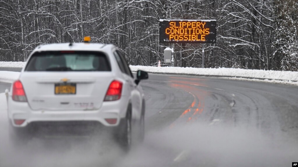 Se ve una señal de precaución en la carretera mientras los automovilistas viajan durante una tormenta de nieve invernal el martes 14 de marzo de 2023 en Albany, Nueva York (AP Photo/Hans Pennink)