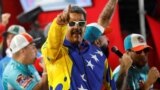 대통령 선거 결과가 발표된 뒤 환호하는 니콜라스 마두로 베네수엘라 대통령.