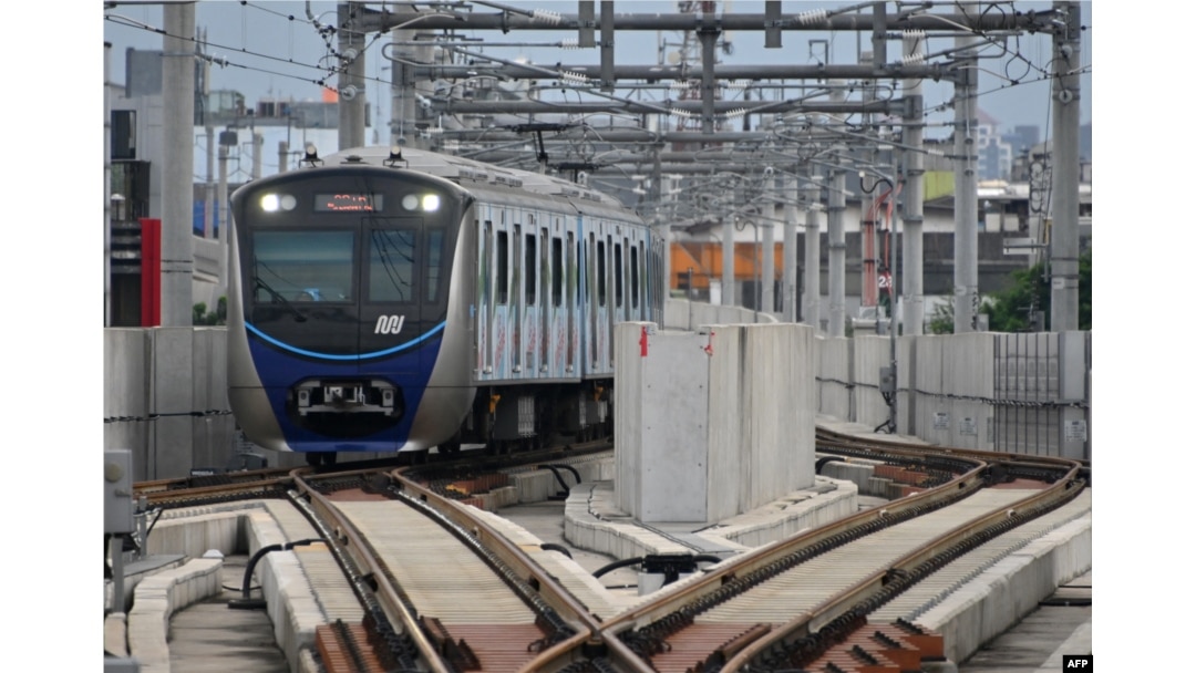 Kereta MRT tujuan Bundaran HI memasuki stasiun Blok M di Jakarta pada 19 Februari 2020. (Foto: AFP)