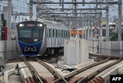 Kereta MRT tujuan Bundaran HI memasuki stasiun Blok M di Jakarta pada 19 Februari 2020. (Foto: AFP)