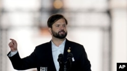 Presiden Chili Gabriel Boric berbicara dalam sebuah kesempatan dari istana kepresidenan La Moneda di Santiago, Chili, pada 11 September 2023. (Foto: AP/Esteban Felix)