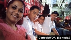 Los periodistas independientes cubanos, Martha Liset Sánchez (cons sus hijos menores de edad al centro) y su esposo Alberto Corzo, en el avión que los trasladó de la Base Naval de EEUU en Guantánamo, Cuba hacia Jamaica en mayo de 2023. [Foto: Cortesía de los entrevistados].