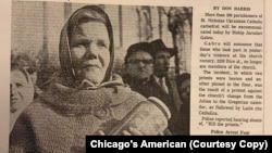 На фото з газети Chicago's American одна з учасниць заворушення з порожньою пляшкою для освяченої води, яку вона не змогла отримати 19 січня 1968 року.