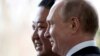 FILE: Presiden Rusia Vladimir Putin dan pemimpin Korea Utara Kim Jong-un berfoto selama pertemuan mereka di Vladivostok, Rusia, 25 April 2019. (Alexander Zemlianichenko/Pool via REUTERS)