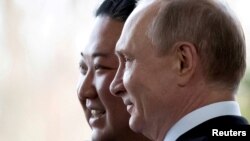 FILE: Presiden Rusia Vladimir Putin dan pemimpin Korea Utara Kim Jong-un berfoto selama pertemuan mereka di Vladivostok, Rusia, 25 April 2019. (Alexander Zemlianichenko/Pool via REUTERS)