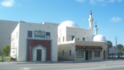 Salah satu bangunan bergaya Timur Tengah di Opa-locka, Florida (courtesy: Wikipedia).