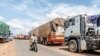 Une longue file de camions fait la queue à la frontière fermée entre le Bénin et le Niger, dans la ville de Malanville, le 18 septembre 2023.