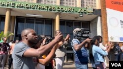 FILE - Journalists outside Harare Magistrate Courts (April 2023) where a number of activists have been arraigned before to answer different charges. (Columbus Mavhunga/VOA)