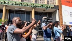 FILE - Journalists outside Harare Magistrate Courts (April 2023) where a number of activists have been arraigned before to answer different charges. (Columbus Mavhunga/VOA)
