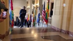 El presidente colombiano Gustavo Petro entra al Salón de las Américas
