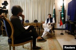 Mantan Perdana Menteri Pakistan Imran Khan memegang tasbihnya saat diwawancara Reuters di Lahore, Pakistan, 17 Maret 2023. (Foto: REUTERS/Akhtar Soomro)