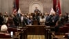 田纳西州前州议员贾斯汀·皮尔逊 (中下 ) 在纳什维尔的州议院发表最后讲话时向旁听席中的支持者挥手致意。（2023年4月6日）