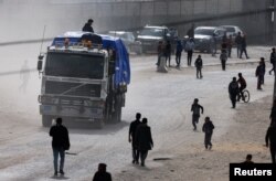 Sebuah truk yang membawa bantuan tiba di Rafah di selatan Jalur Gaza, 17 Januari 2024, di tengah konflik yang sedang berlangsung antara Israel dan kelompok Islam Palestina Hamas. (REUTERS/Mohammed Salem)